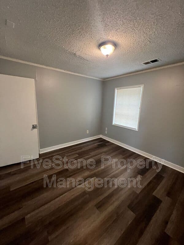 Memphis House: 1300 Robinhood Ln