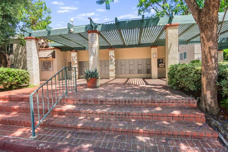 Tarzana Condo: 5700 Etiwanda Ave.