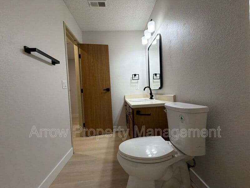 Lincoln Condo: 515 West Saunders Avenue