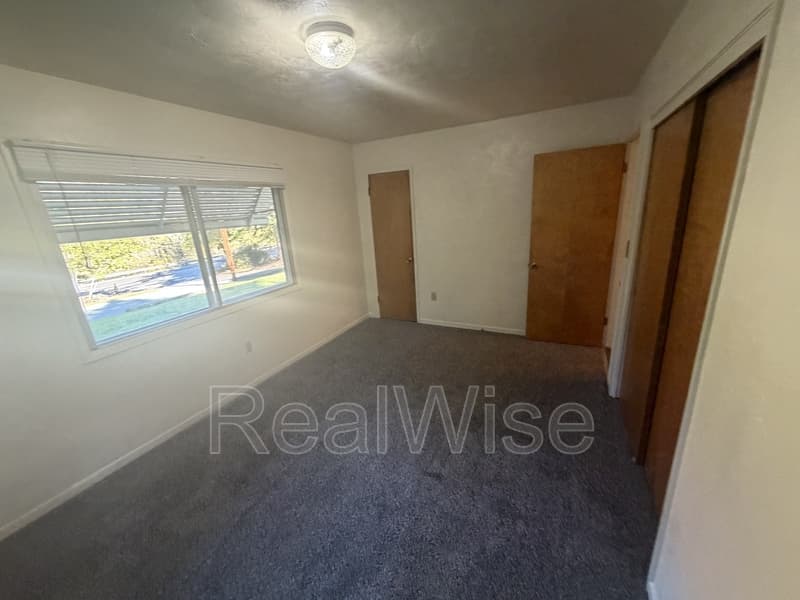 Grants Pass House: 7665 Rogue River Hwy