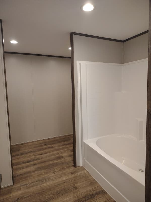 ELLENWOOD House: 33 Club Circle