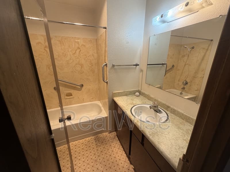 Grants Pass Condo: 832 NE D St