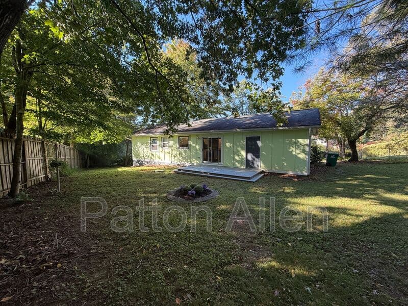 Fairview House: 14 Fox Run Pl