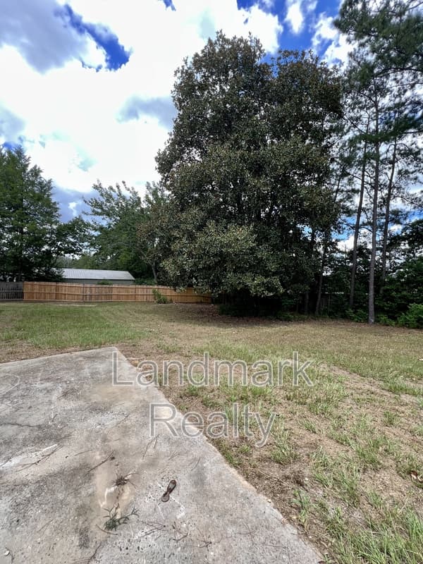 Warner Robins House: 116 Lake Front Drive