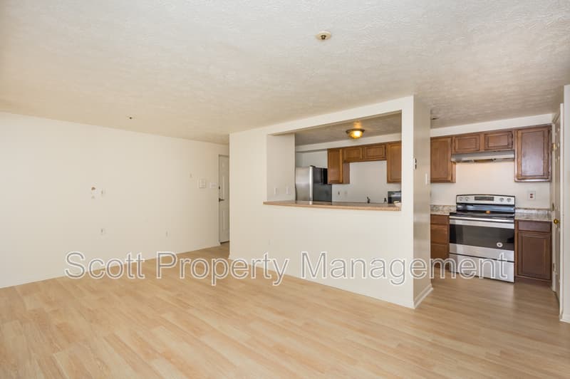 Edgewood Condo: 903 Woodbridge Court