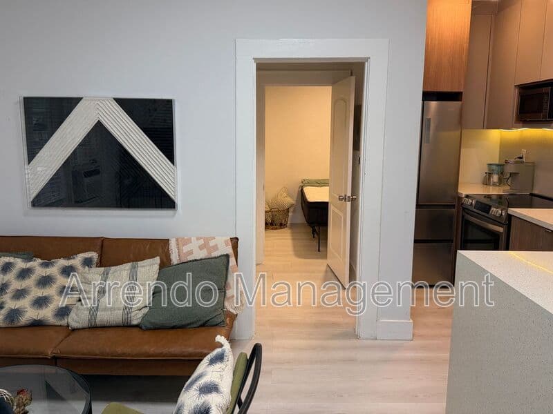 Coral Gables House: 126 Mendoza Ave