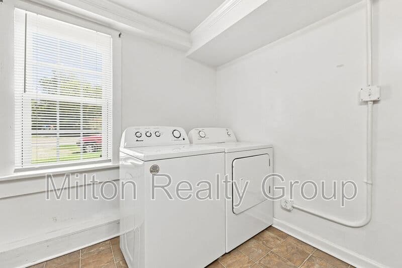 Four Oaks Condo: 101 E. Woodall St.