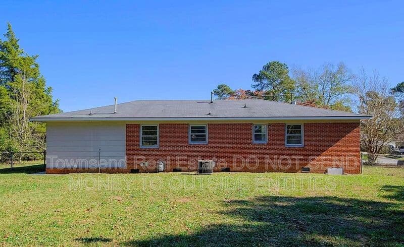 Fayetteville House: 2604 Brentford Dr.