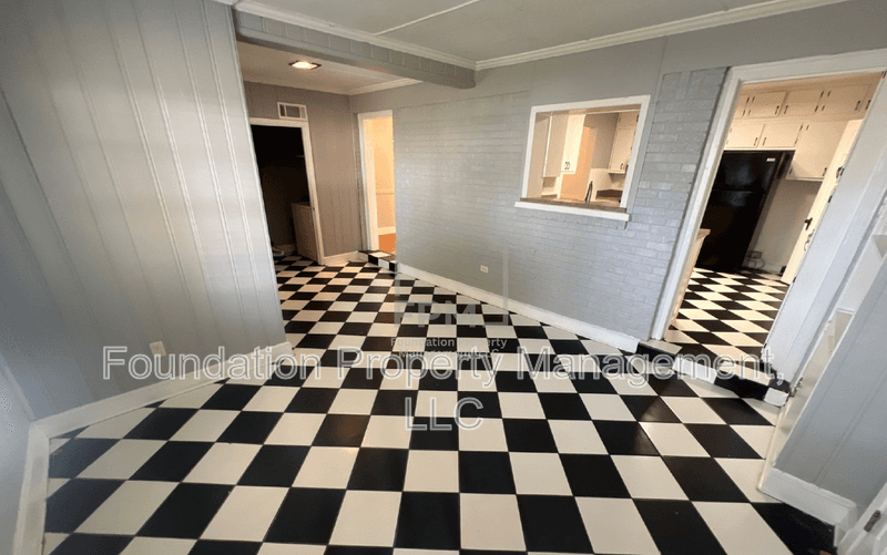 Memphis House: 252 East Edwin Circle