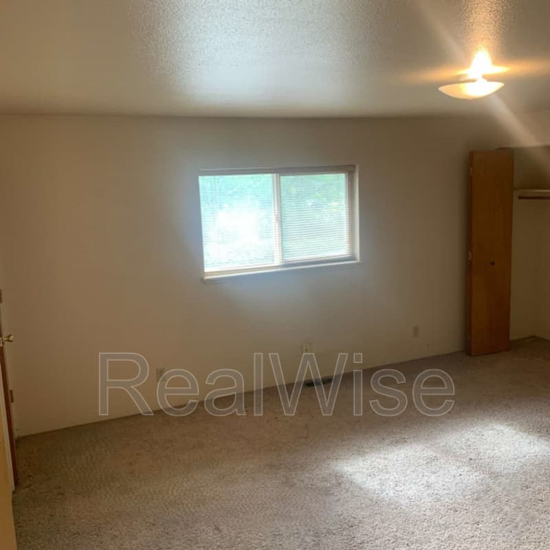 Grants Pass Townhome: 2170 NW N Hill Dr