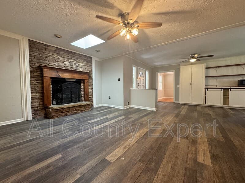 Gainesville House: 9215 Long Hollow Rd