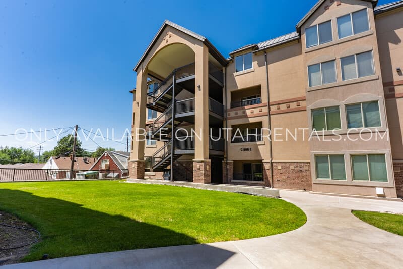 Provo House: 884 E 700 N
