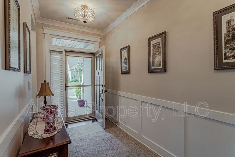 Greenville House: 14 Burl Ct