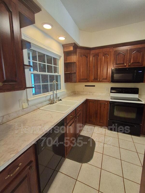 Norwood House: 5560 Old Thompson Rd