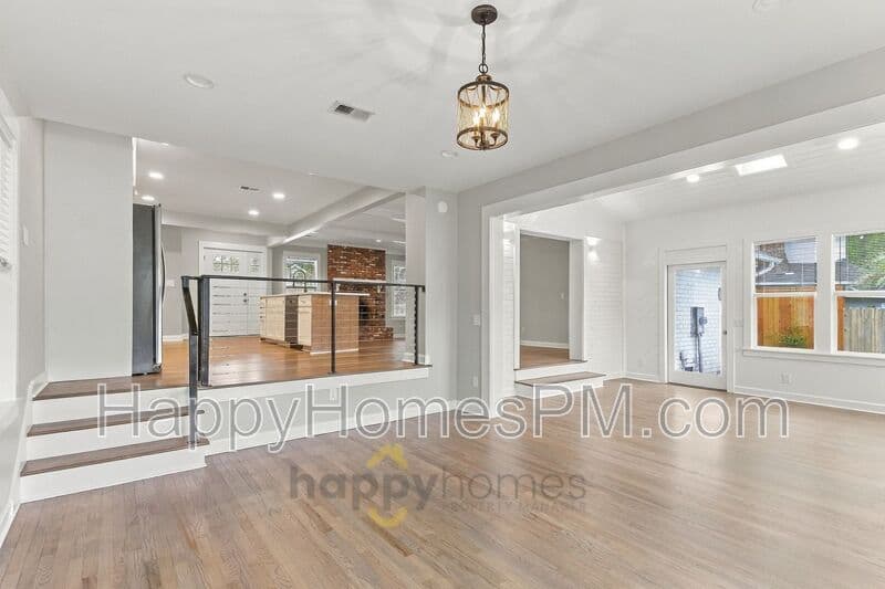 Summerville House: 111 Flicker Lane