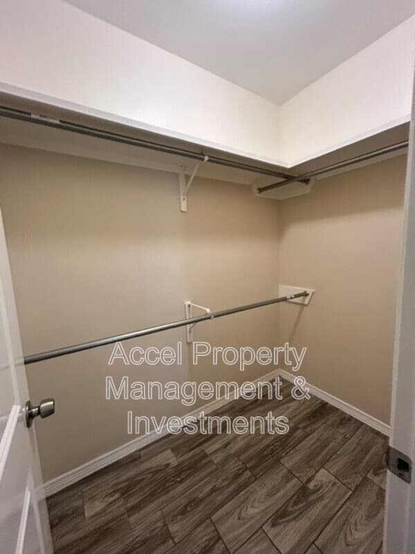 Alton House: 1008 W La Pointe