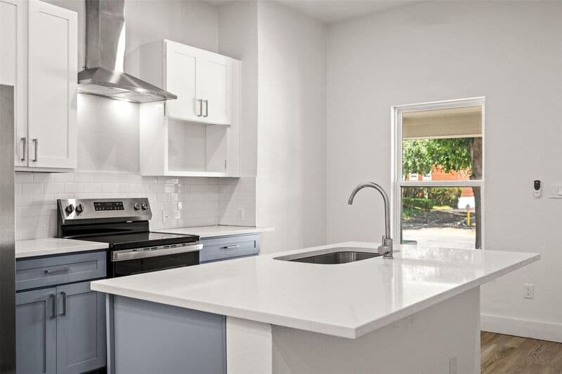 Dallas House: 808 W 10th St