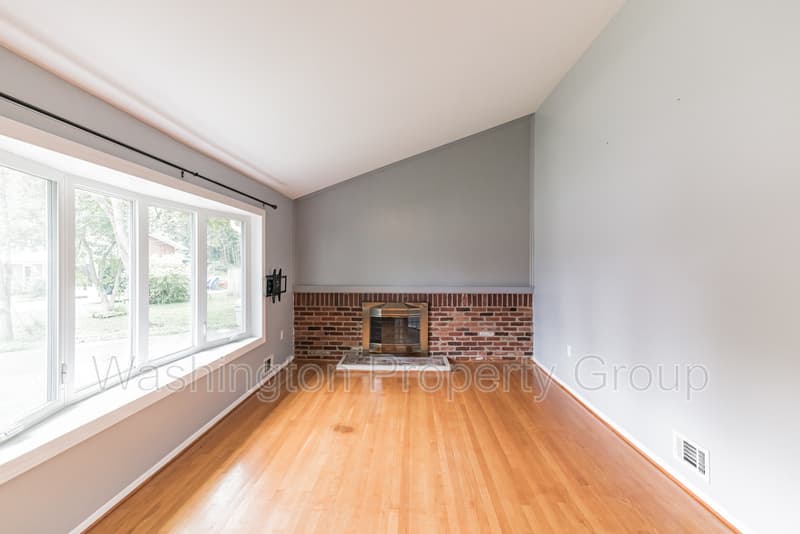 Fairfax House: 4232 Linden St