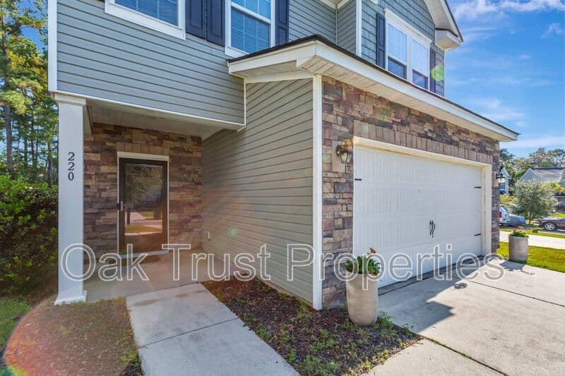 Moncks Corner House: 220 Lazy River Lane
