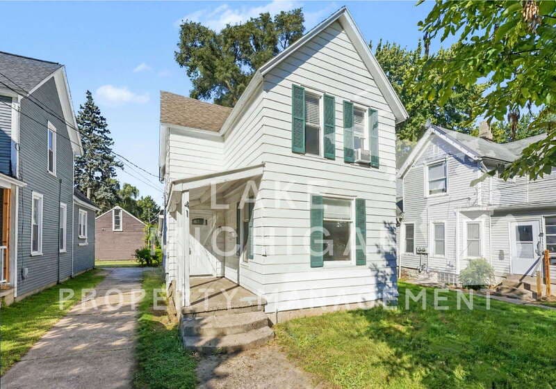 Grand Rapids House: 41 Diamond Ave NE