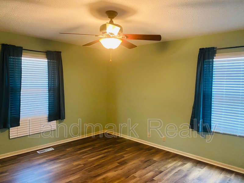 Warner Robins House: 116 Lake Front Drive