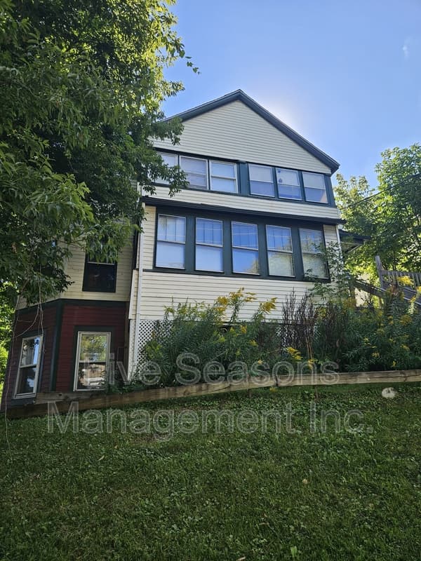 Burlington Condo: 465-467 Colchester Avenue - 1