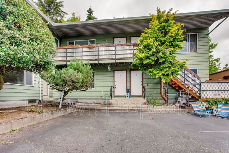 Portland House: 4633 SW Huber St