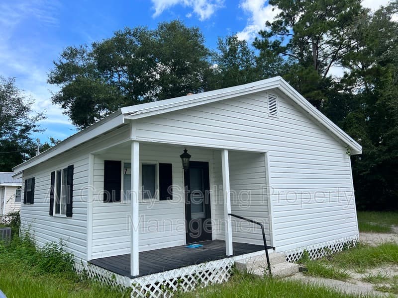 Lake City House: 727 SE Dade Street