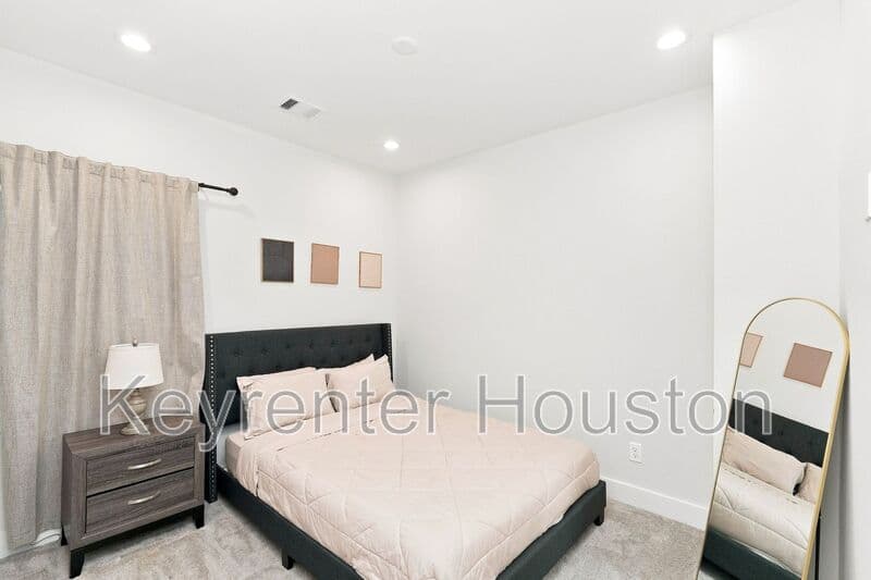 Houston House: 835 Dorchester Street