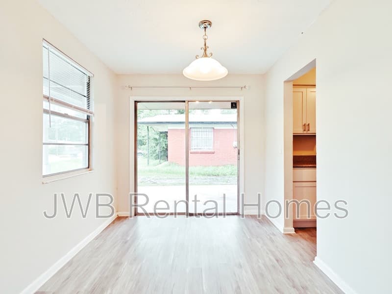 Jacksonville House: 2567 25th St W