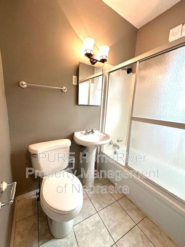 Omaha House: 1009 N 49th Ave