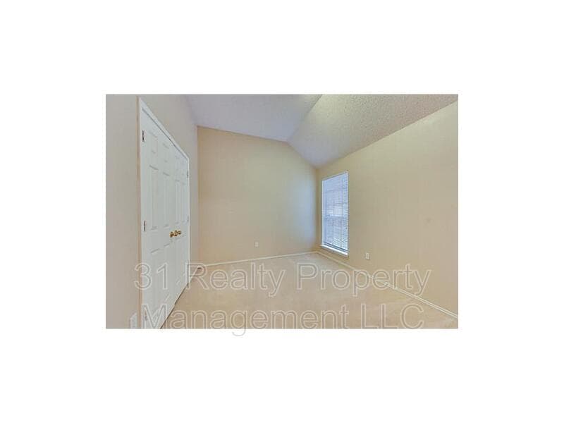 Arlington House: 214 E Lynn Creek Dr