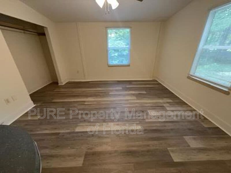 Ocala House: 595 NW 100th St