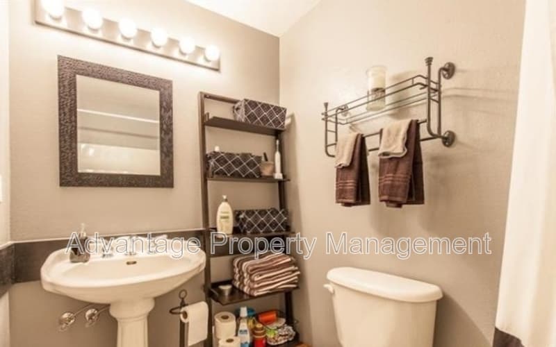 Albany House: 3122 30th SE