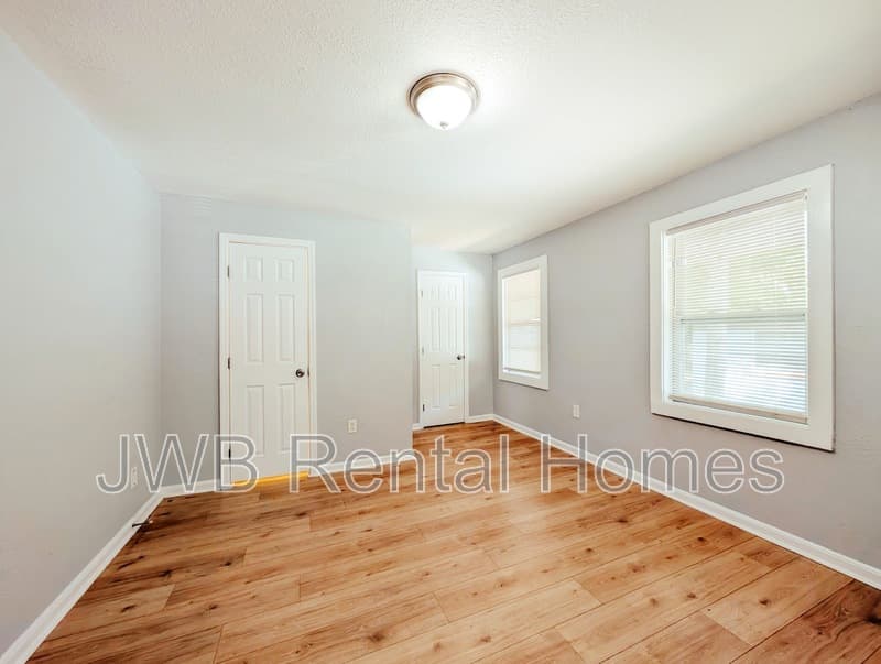 Jacksonville House: 7114 Bloxham Ave