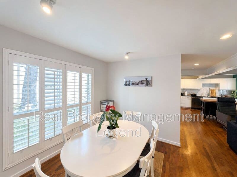 Dallas House: 4122 Travis St