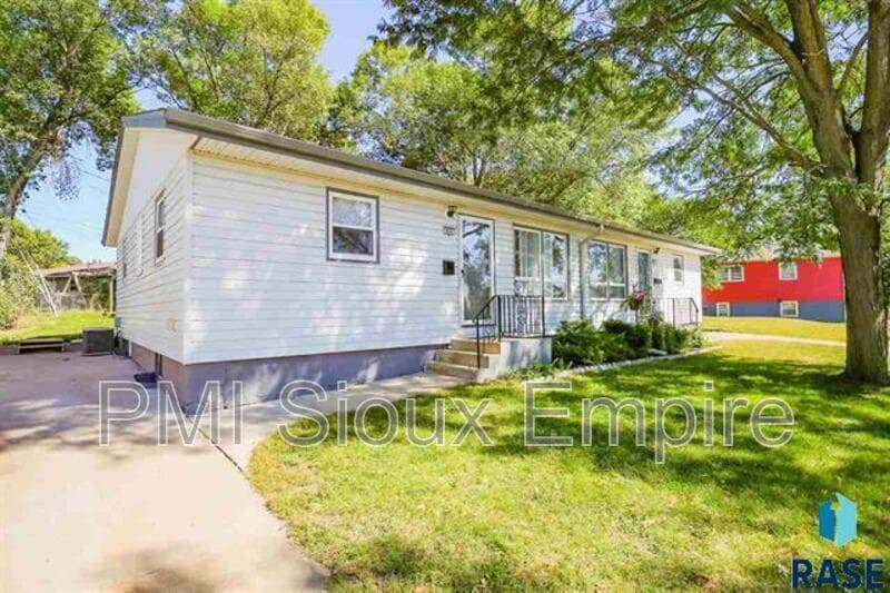 Sioux Falls Townhome: 842 S Southeastern Ave
