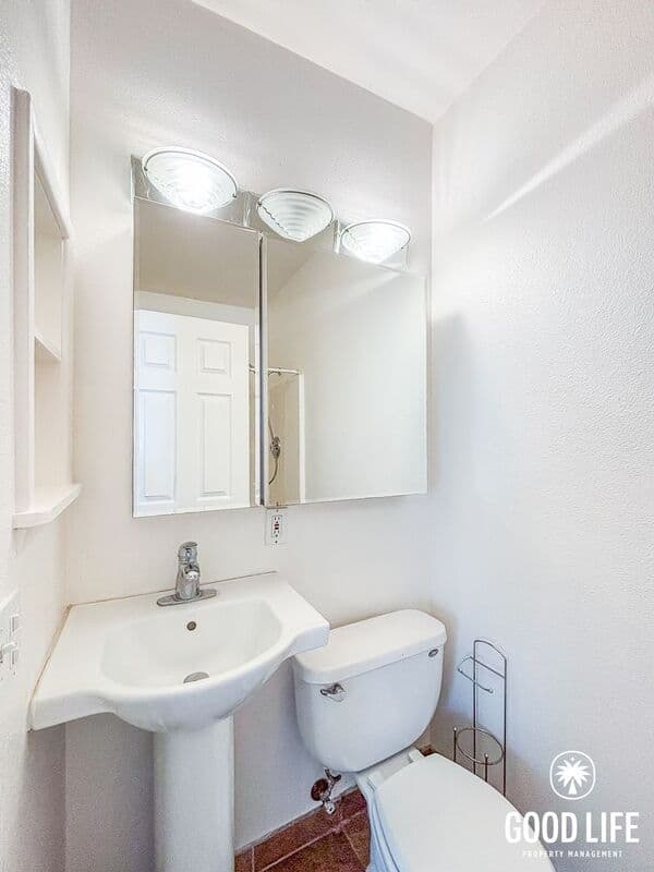 San Diego House: 4323 1/2 Cleveland Ave