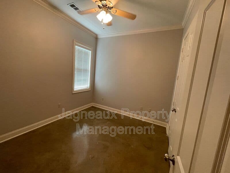 Lafayette House: 107 Hargrave Dr