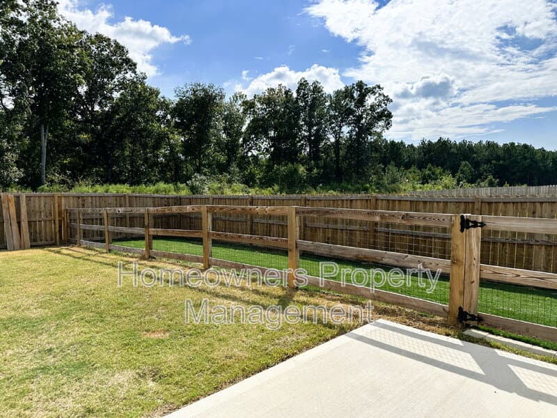 Fayetteville House: 5611 Tantobie Rd