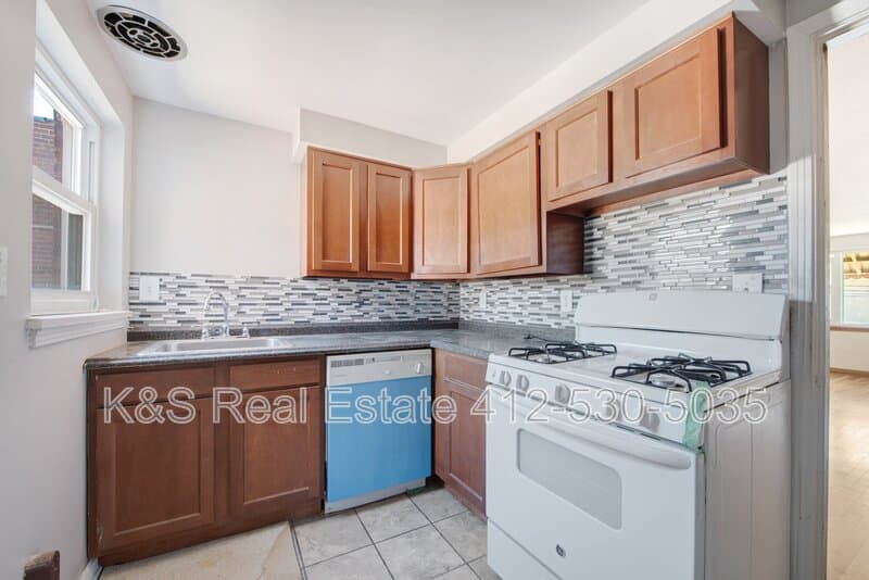 White Oak Condo: 1437 Lincoln Way - D