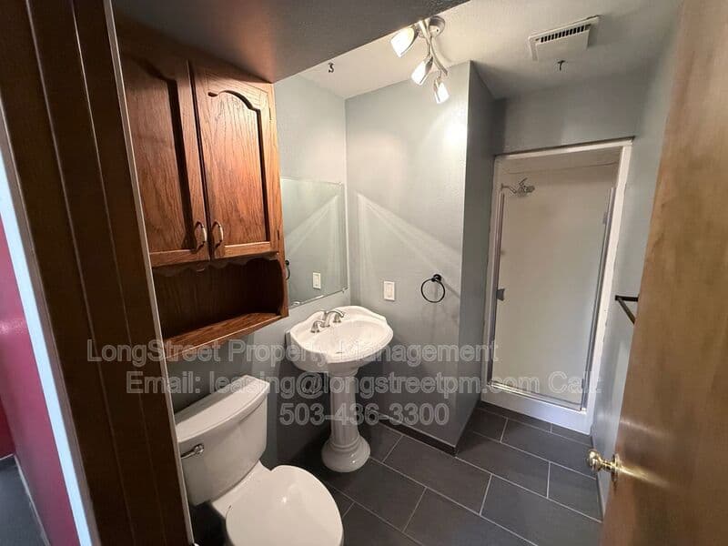 Salem House: 869 Meadowlawn Dr SE