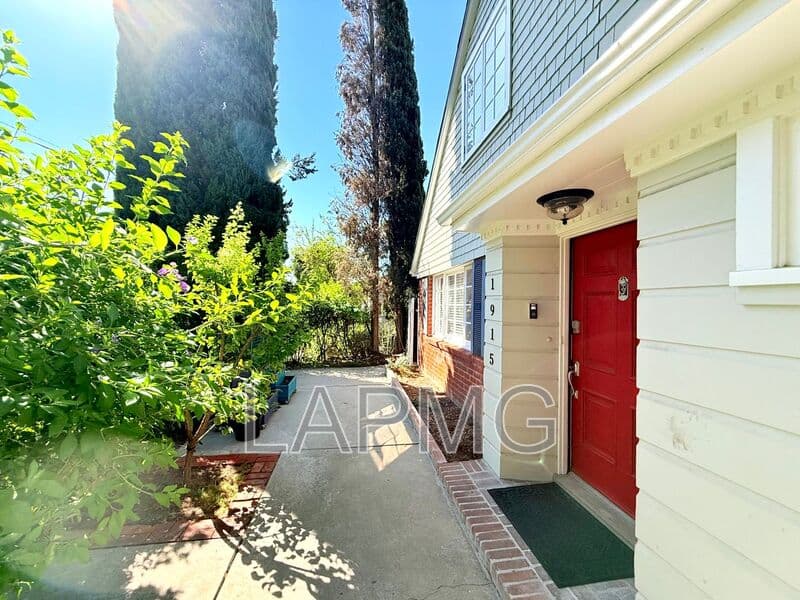 Glendale House: 1915 Canada Boulevard