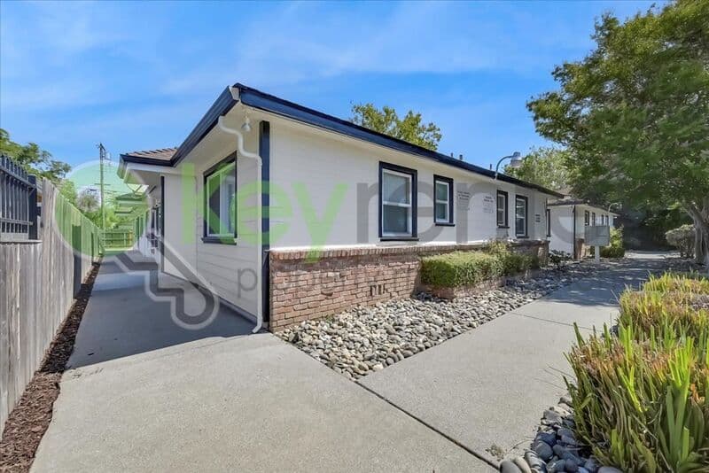 Sacramento House: 1071 Santiago Ave