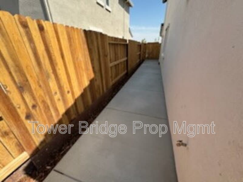 Roseville House: 2033 Blue Star Drive