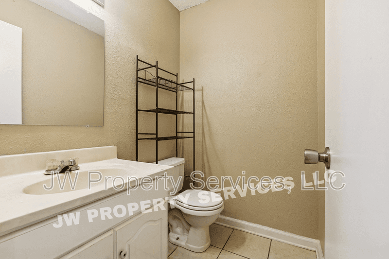 Metairie House: 2512-2514 Caswell Ln