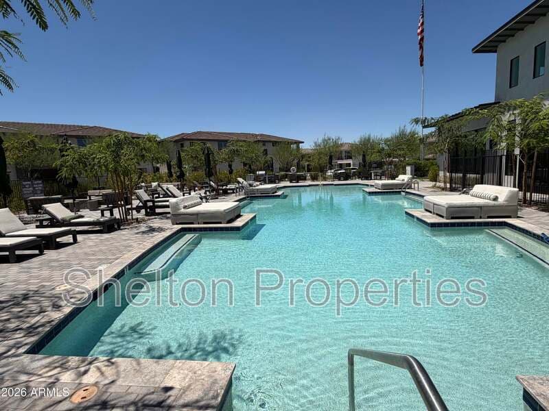 Phoenix Townhome: 2121 W Sonoran Desert Dr, Unit 124