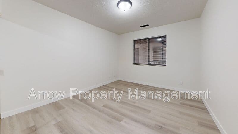 Bismarck House: 201 E Arbor-104E