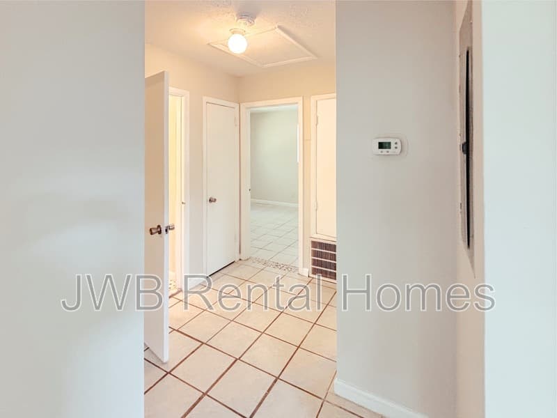 Jacksonville House: 7742 Kershaw Dr S