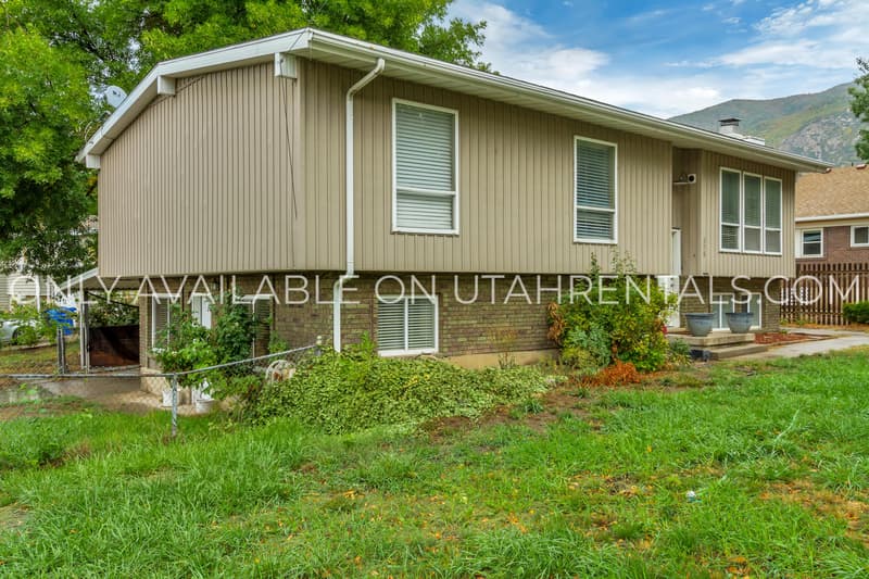 Farmington House: 398 W State St
